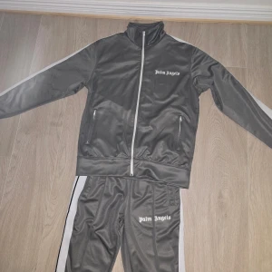 Palm Angels Tracksuit - Säljer nu en tracksuit ifrån Palm Angels i väldigt fint skick. Perfekt för en avslappnad och snygg outfit🚀