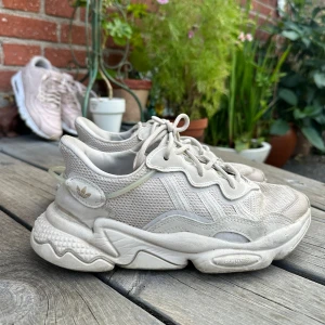 Adidas Ozweego sneakers - Adidas Ozweego sneakers. Sparsamt använda med ett par fläckar men annars mycket gott skick.