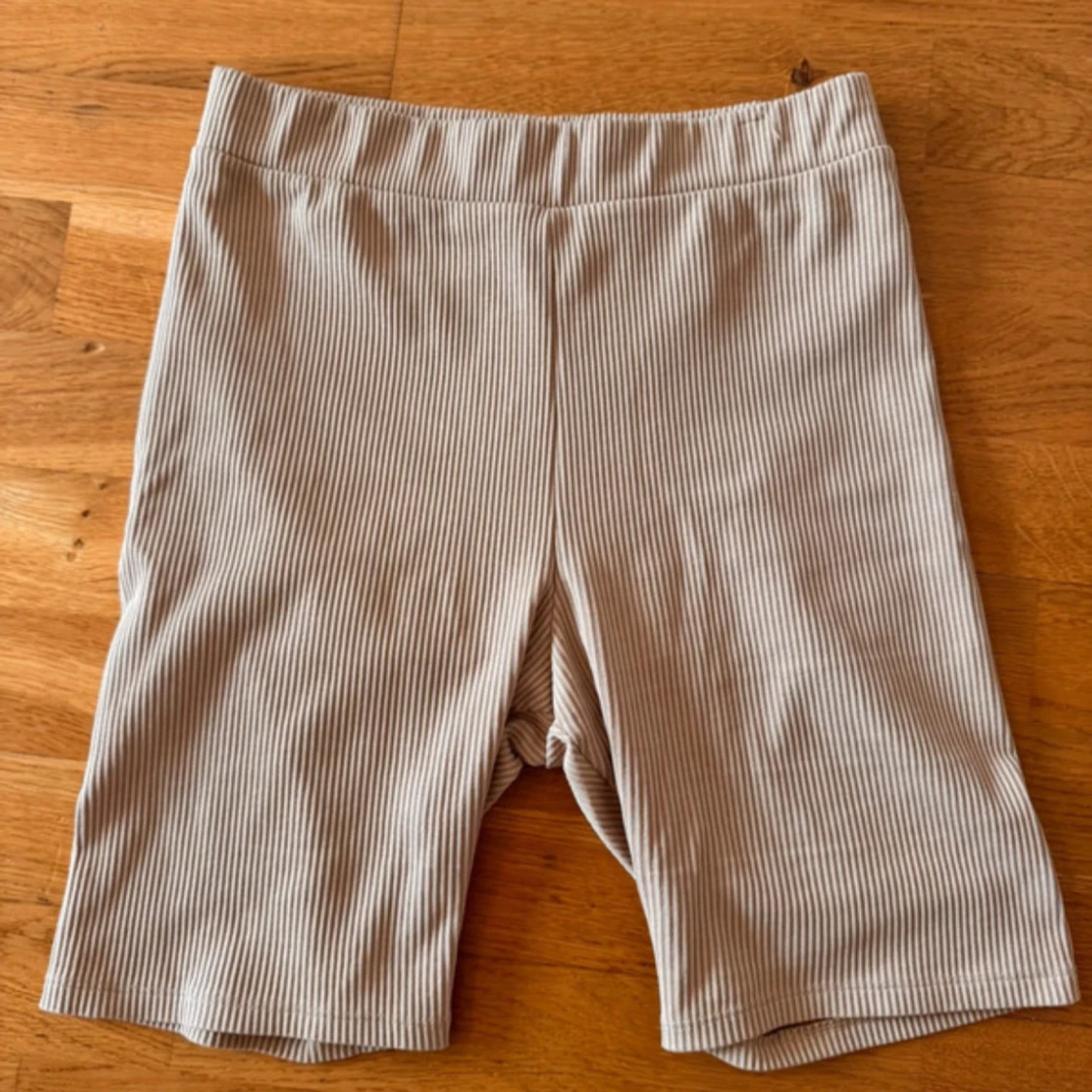 Beige ribbade cykelbyxor från HM Divided