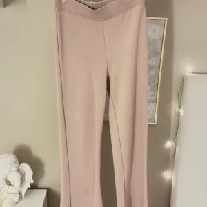 Beige mjukisbyxor med wide fit - Snygga beige mjukisbyxor med hög midja och wide fit. Byxorna har en enkel design utan synliga detaljer och är tillverkade i mjukt material som känns skönt mot huden. Perfekt nu för höst 🥥🤍