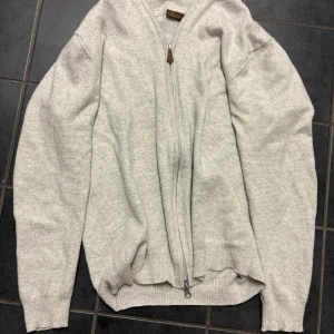 Ljusgrå merinoullskofta från Stenströms - Grå Stenströms tröja i 100% merino ull OBS, Tröjan är originellt i storlek L men den har tyvärr krympt i tvätten så den passar inte som vanligt.