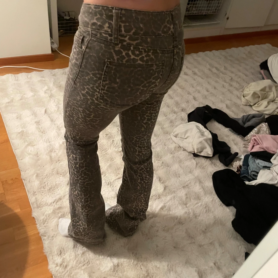 Leopardmönstrade bootcut jeans från Nelly