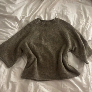 Stickad tröja - Säljer min bruna ull tröja från Gina som aldrig kommit till användning💕 den är i storlek XS/34 och passar mig som har storlek S