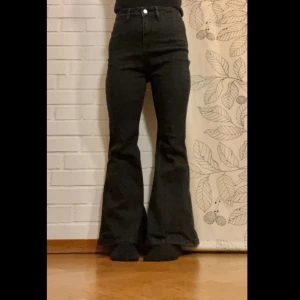 Utsvängda jeans cider - Svarta utsvängda jeans från cider i storlek M, fint skick🌸  Kolla gärna in mina andra artiklar också för lite bundle-rabatt😊