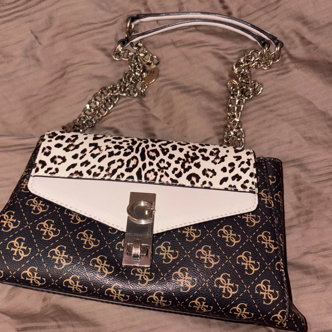 Guess axelvĂ€skađ€