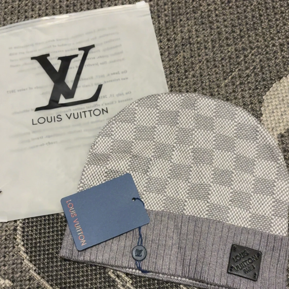 Grå rutig mössa Louis Vuitton