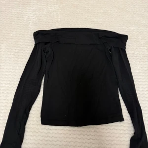 Svart offshoulder topp från Even&Odd - Säljer en svart offshoulder topp från Even&Odd med långa ärmar. 