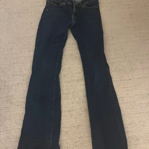 Mörkblå bootcut jeans låg midja  - Skitsnugga bra skick! 