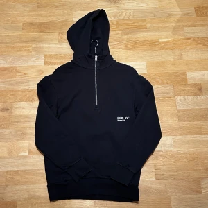 Replay hoodie - Säljer min svarta hoodie från Replay som bara använts ett fåtal gånger. Riktigt skön med bra passform.Tveka inte på att höra av dig vid fler frågor🤗