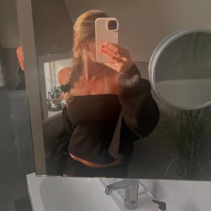 Kofta Gina - En svart kofta från Gina utan knappar