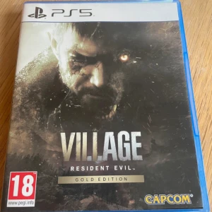 Resident Evil Village Gold Edition PS5 - Säljer Resident Evil Village Gold Edition. Spelet är i mycket gott skick – inga synliga repor eller skador på skiva/fodral. Upplev ett intensivt överlevnadskräckäventyr där du som Ethan Winters måste ta dig igenom en by fylld av fasor för att rädda din dotter. Gold Edition innehåller huvudspelet + extra innehåll och är redo att spelas direkt.