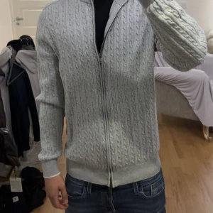 Massimo dutti cardigan - Sällsynt Massimo dutti cardigan i Kashmir. Storlek S. Med vita detaljer vid kragen och ärmarna. Kom med frågor och bud 😁