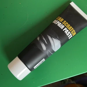 Car Scratch Repair Paste - Effektiv reparationspasta för att ta bort repor från bilens lack. Tuben är i gott skick och ser oanvänd ut. Perfekt för att återställa bilens yta och ge ett snyggt resultat. Enkel applicering och passar de flesta biltyper.