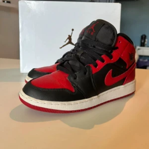 Nike Air Jordan 1 Mid - Ett par riktigt snygga Air Jordan 1 MID skor i storlek 39. 25cm så ganska små i storleken. Skorna är använda fåtal gånger men köpta för ett par år sedan. Kom med prisförslag! Tveka inte på att höra av er vid fundering!