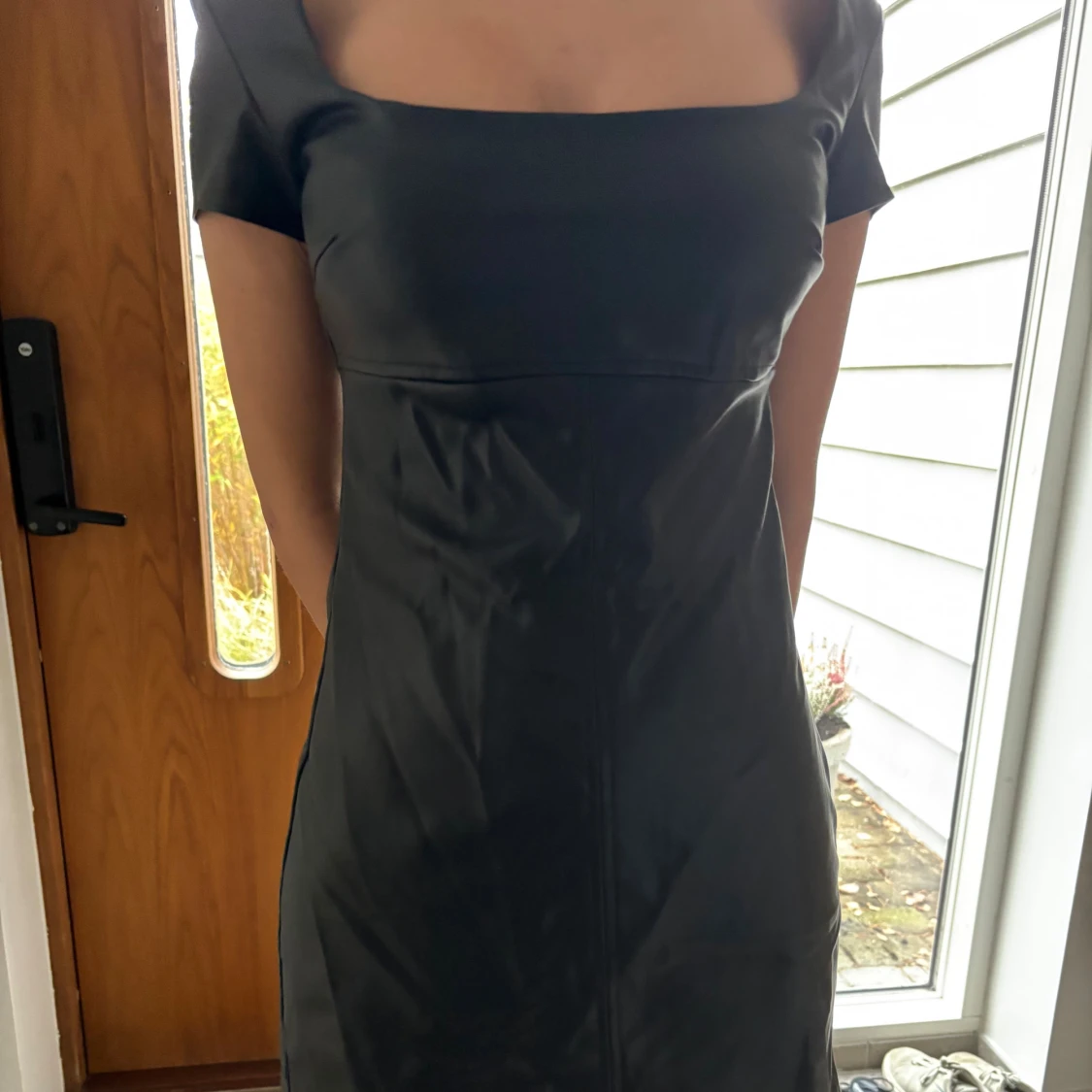 Svart kort klänning med fyrkantig ringning