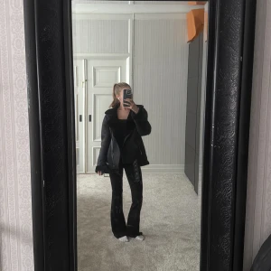 Svart pälsjacka från Pieces XS - Säljer en svart pälsjacka från Pieces i storlek XS. Jackan har en oversized passform, stora slag, dragkedjor i silver och bälte nertill. Utsidan är matt och insidan är mjuk och fluffig. Perfekt för kalla dagar och riktigt snygg till svarta jeans.