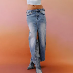 True Teligion jeans kjol - Säljer denna jeanskjol från True Religion med slits. Endast använd en gång och i super fint skick. Storlek 25, midjemått 68 cm. 900 kr + frakt! Vid fler frågor, bilder etc skriv privat 🙌🏼🩷✌🏼🫰🏼