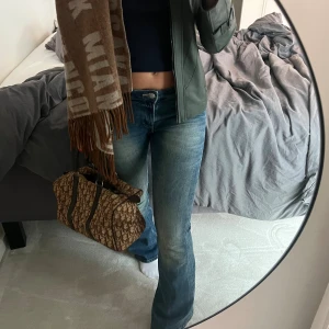 Bootcut jeans  - Bootcut jeans med urtvättad färg. Älskar nyansen. Sitter som en smäck. Från weekday storlek 36