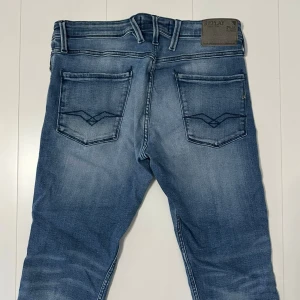 Replay anbass jeans  - Replay anbass jeans | storlek 33/30 | skick 10/10 | fraktar via valfrit ombud på köparens bekostnad | hör av dig vid funderingar 