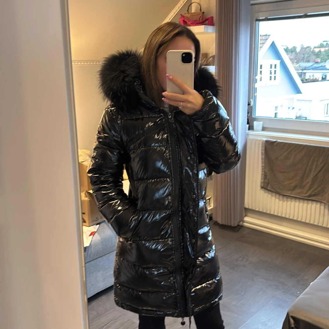 Svart glansig dunjacka med fuskpäls - 3