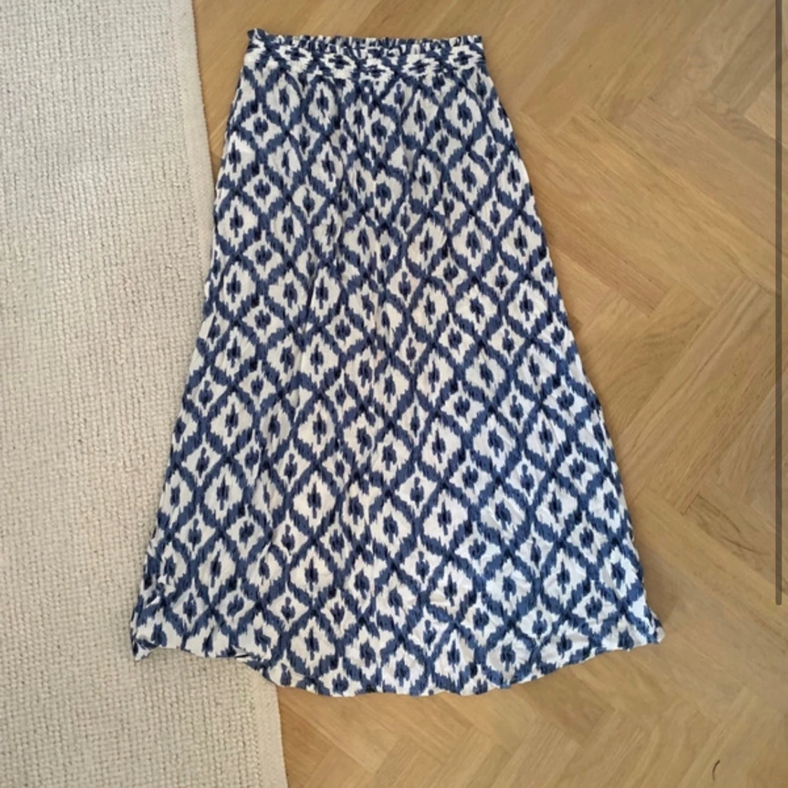 Blåvit mönstrad långkjol