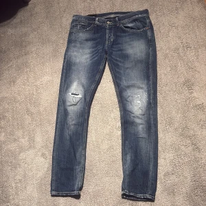 Dondup jeans  - Riktigt snygga och populära Dondup George jeans. Nypris är 4200kr säljs för 1199kr. Bredden på jeansen = 42 cm och längden = 101 cm.