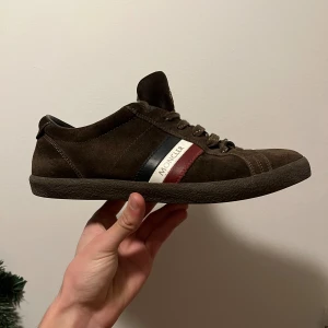 Moncler skor - Hej säljer dessa mycket fina och sparsamt använda moncler skor. 