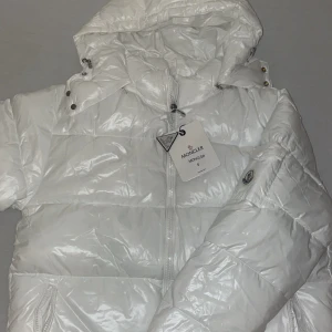 Vit moncler jacka  - Jackan är helt ny, det finns Scan och QR cod funkar 