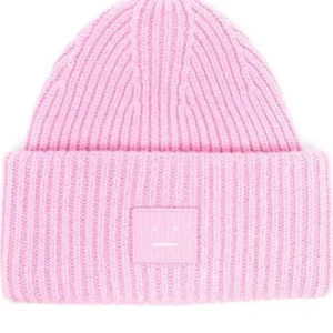 Rosa Acne Studios mössa  - Säljer en rosa acne mössa som är sjukt snygg, fick den i julklapp men använder den knappt. Fint skick!