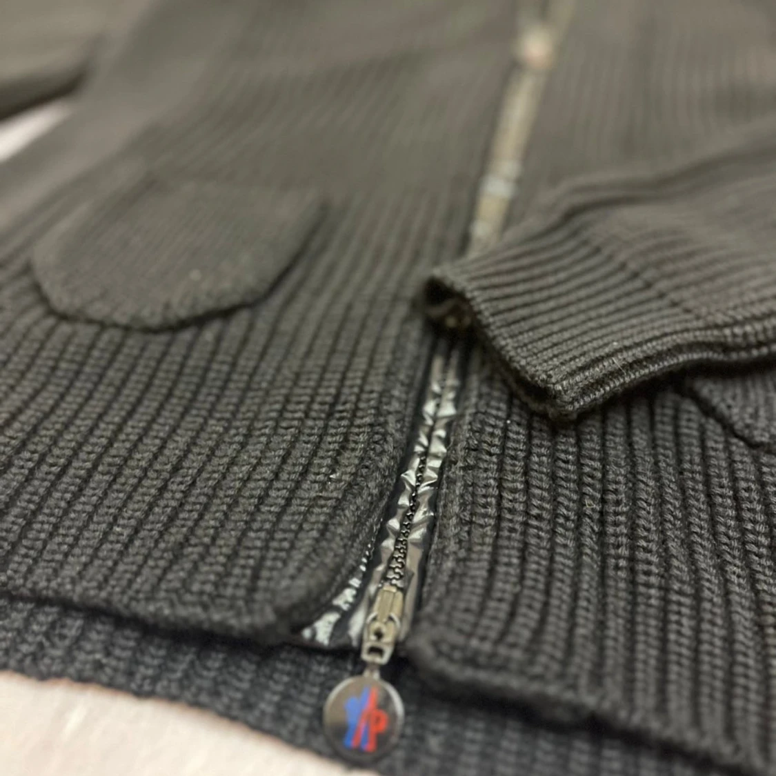 Moncler stickad kofta med quiltade detaljer & huva - 1