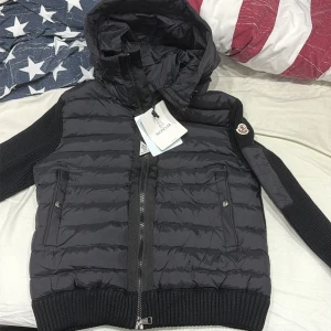 Moncler cardigan - Helt ny, passar perfekt till detta väder! Passar dig som bär S och kan passa XS också. Scan funkar på armen 