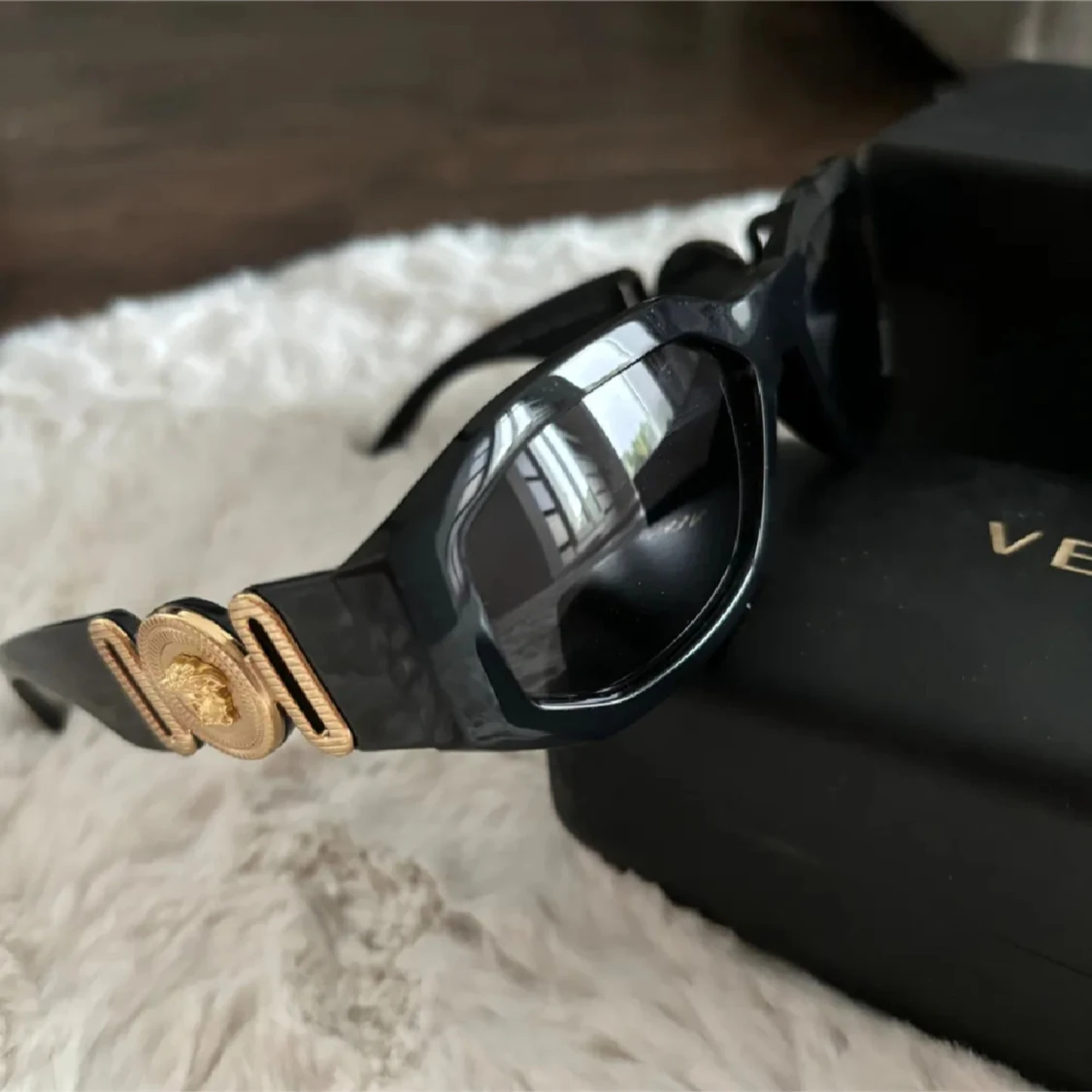 Svarta Versace solglasögon med guldmedusa - 2