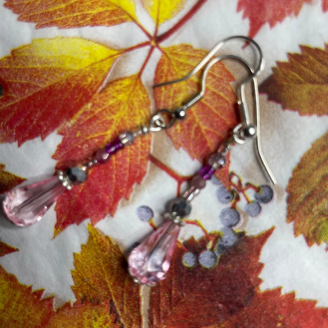  Hangjorda, långa örhängen med rosa droppar