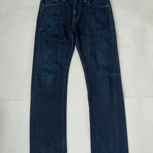 Mörkblå Levis jeans hesher  - Innerbenslängd: 80cm Längd: 109cm Midjelängd: 43cm  W32 L34 