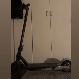 El scooter - Mercedes AMG el scooter som ej säljs. Inga problem förutom de ni ser på displayen! Men de går lätt att fixa o de är punkteringsfria däck 