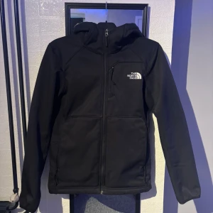 North Face Jacka med ludd - Riktig skön jacka som höst och  vår och är vattentät och vindtät, med qr Scan i, använd några gånger skriv om du har frågor!
