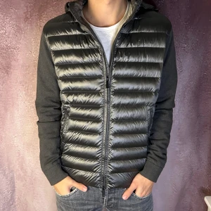 Massimo dutti cardigan - Mycket fint skick | Size L passar M (modellen är 187cm 73kg) | fraktar spårbart inom 24 timmar | för att köpa klicka ”köp nu” | vid frågor eller funderingar skriv en meddelande | följare får bättre rabatter🙌