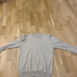 100% Kashmir tröja - Tja! Säljer min kashmir tröja. Väldigt fin tröja som använts försiktigt. Enda defekten är att den är lite nopprig. Väldigt lättlöst dock. Storlek S. Inget märke på tröjan men den är 100% Kashmir. Köpt online från ett TikTok märke för 899kr. 