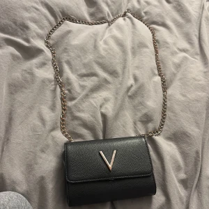 Valentino väska - Säljer denna väska. Har blivit rostig men ser fortfarande väldigt snygg ut. Roster syns bara i vissa ljus, köpt för 1500kr (äkta)