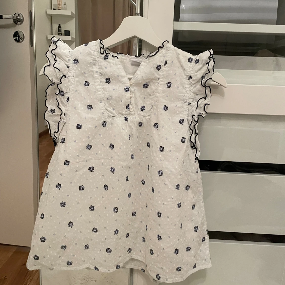 Vit blus med små blå blommor & puffärmar – Lindex