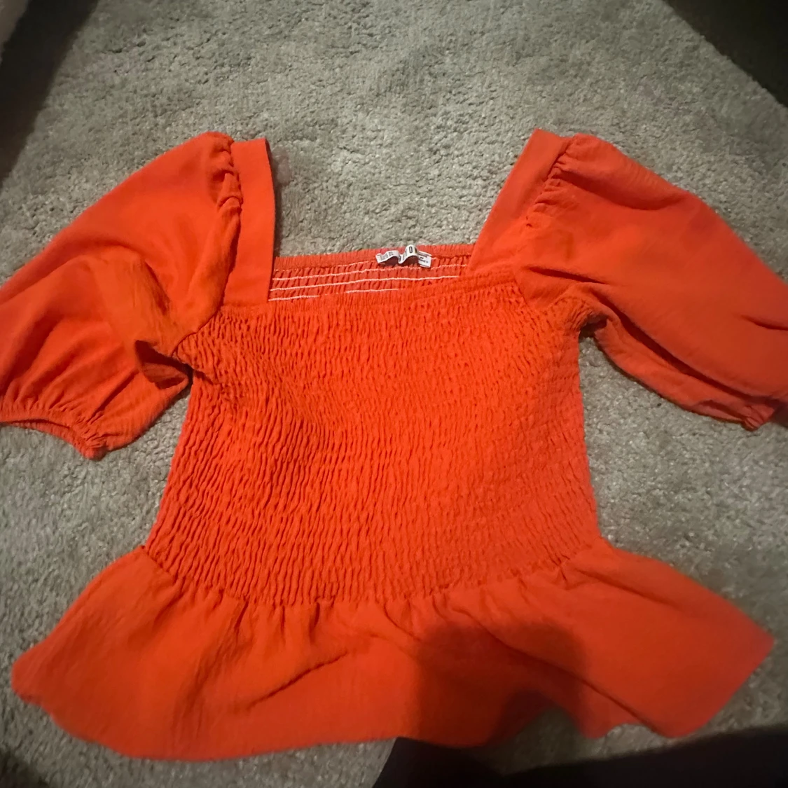 Orange blus med puffärmar från NLYON