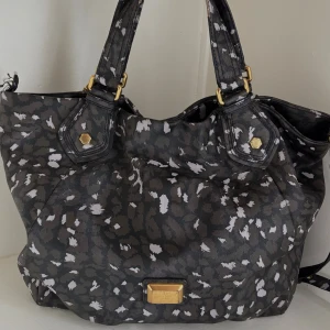 Väska - Marc Jacobs väska i fint skick🩶axelrem tillkommer och funkar bra att använda på väskan