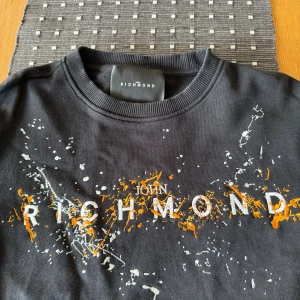 John Richmond Sweatshirt - John Richmond sweatshirt med broderat tryck i nyskick. Tröjan är använd 2 gånger och är i nyskick. Fler bilder kan skickas om så önskas. Nypris på farfetch är 253€