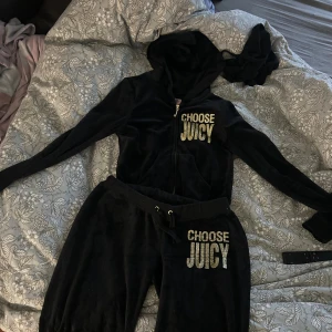 juicy couture  - säljer en hoodie och ett par byxor ifrån juicy couture i storlek xxs🥰hela settet för 1600. Endast byxor 800kr endast tröja 800kr