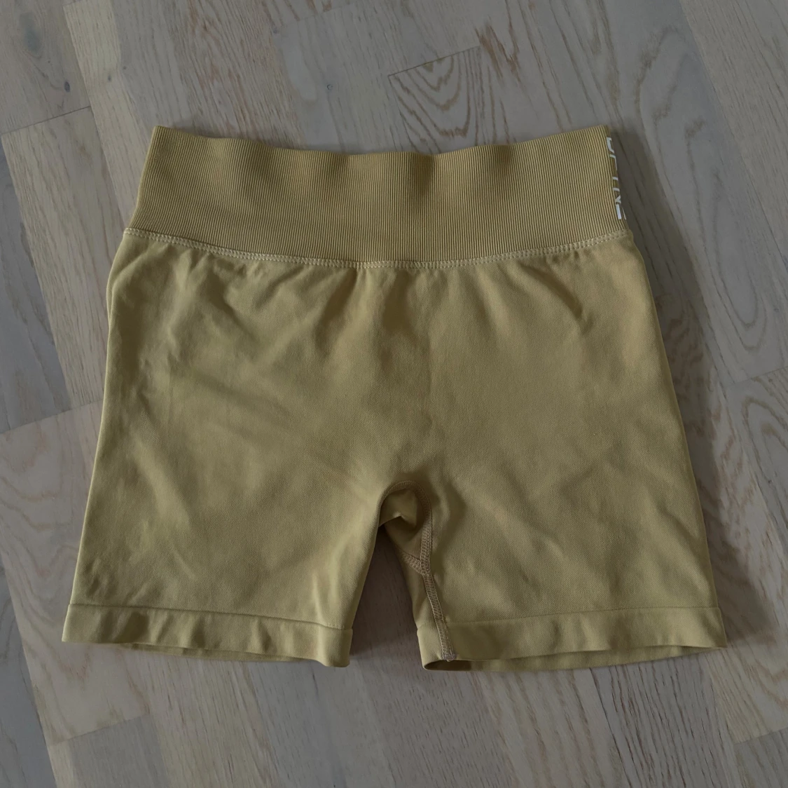 Gula DFYNE träningsshorts - 2