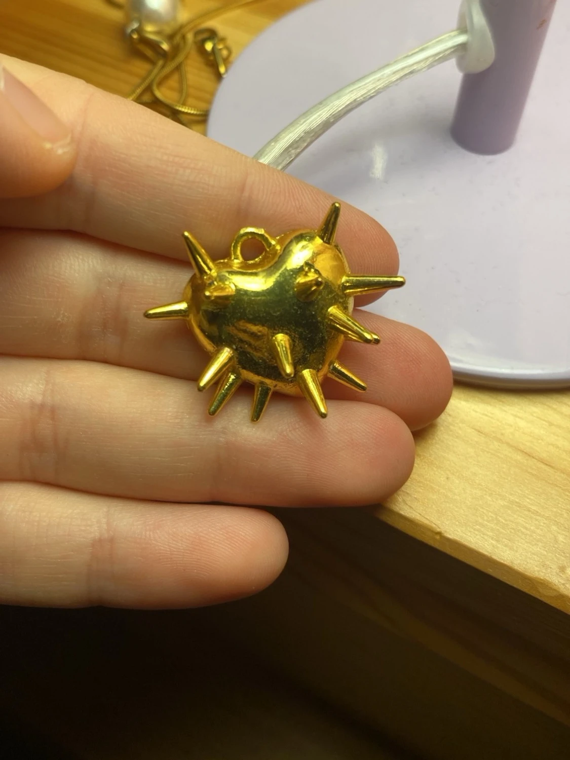 Guldigt hjärthänge med spikes - 1