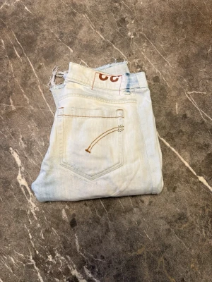 Dondup Jeans - Riktigt schyssta Dondup Jeans | Skick 9/10 | Storlek W32 | Ny pris 3000kr | Färg vit/blå | Vid fler frågor kontakta oss! 