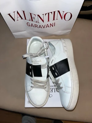 Valentino Skor  - Säljer ett par riktigt snygga valentino skor som är i storlek 42 (11) men passar 41 också. Sko boxen medföjer samt valentino påsen. Pris kan diskuteras 💯