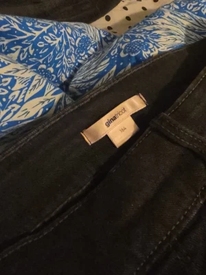 Svarta jeans från Gina Tricot, strl 164 - Säljer ett par svarta jeans från Gina Tricot i storlek 164. Jeansen är ganska använda.