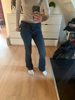 Blå bootcut jeans från Zara - Snygga blå jeans från Zara med klassisk bootcut-passform och låg/mid midja. Jeansen är i storlek 34 men stor i passformen så passar 36. Perfekt till allt, skönt stretchigt material.
